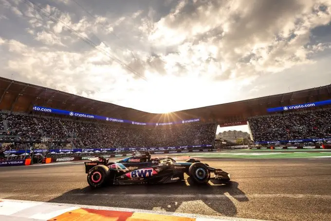 Alpine_stadion_foto_BWT_Alpine_Formula_One_Team_-_2024_Formula_1_Mexico_City_Grand_Prix