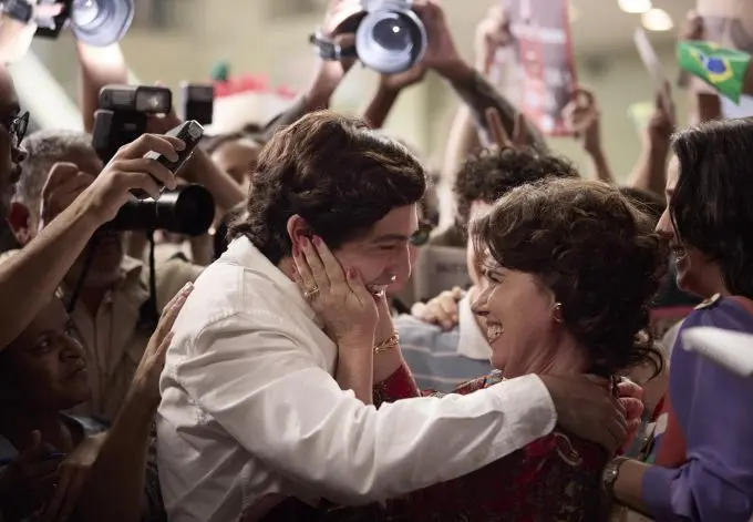 NETFLIX: Ayrton Senna actors Gabriel Leone zijn ook de volgende Braziliaanse acteurs te zien: Alice Wegmann (Lilian, Ayrton’s eerste vrouw), Camila Márdila (Vivianne, Senna's zus), Christian Malheiros (Maurinho, een vriend), Gabriel Louchard (Galvão Bueno), Hugo Bonemer (Nelson Piquet), Julia Foti (Adriane Galisteu), Marco Ricca (Miltão, Ayrton's vader), Nicolas Cruz (broer), Pâmela Tomé (Xuxa), Rodrigo Veloso (Flávio Lalli, zwager) en Susana Ribeiro (Zaza, zijn moeder)