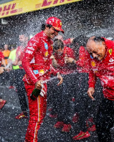 Carlos Sainz F1 Ferrari winnaar GP Mexico 2024 Foto 2 met teambaas Fred Vasseur