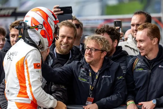 Porsche Sixt Carrera Cup Deutschland Red Bull Ring 2024 Proton Huber Competition Foto 3 Flynt Schuring krijgt de felicitaties van het hele Huber-team