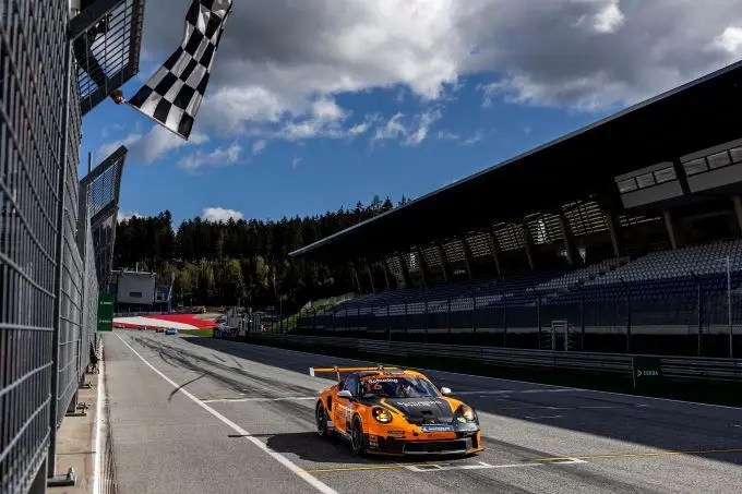 Porsche Sixt Carrera Cup Deutschland Red Bull Ring 2024 Proton Huber Competition Foto 2 Flynt Schuring passeert finishvlag als racewinnaar