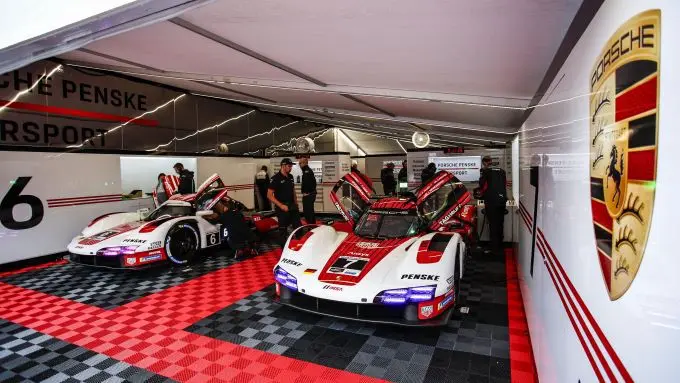 IMSA WeatherTech SportsCar Championship Road Atlanta Petit Le Mans 2024 Foto 2 Porsche Penske Motorsport Nr6 en Nr7 in pitbox