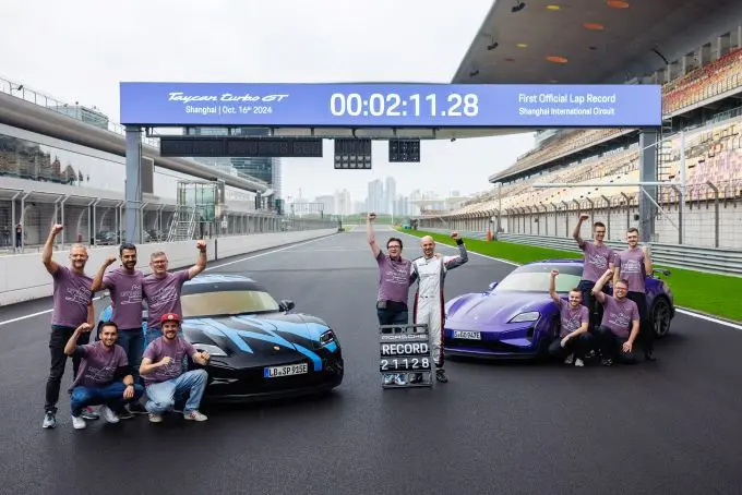Shanghai Porsche Taycan Turbo GT Weissach Pakket Foto 4