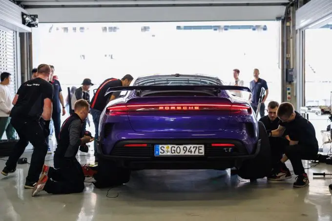 Shanghai Porsche Taycan Turbo GT Weissach Pakket Foto 5