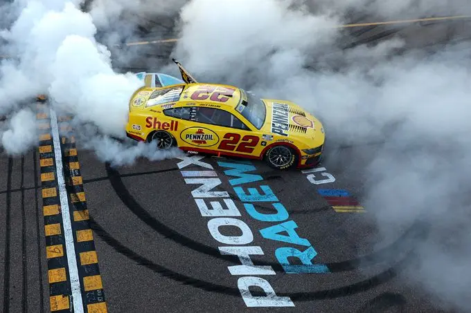 Joey Logano verslaat teamgenoot Ryan Blaney voor derde NASCAR Cup-kampioenschap