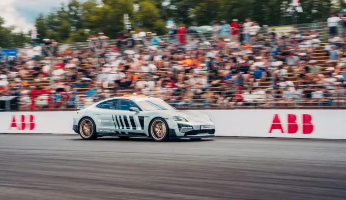 Snelle safetycar: Porsche Taycan Turbo GT met Weissach Pakket Foto 4