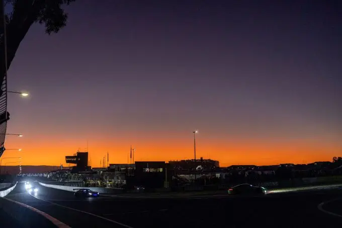 Bathurst 12 Hour 2025 Foto 3 race by night
