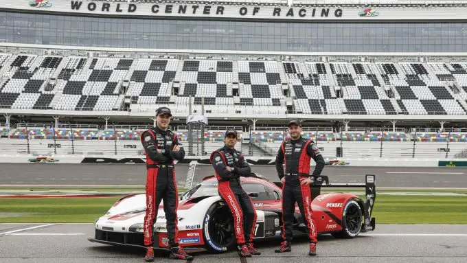 Laurens_Vanthoor (BEL), Felipe Nasr (BRA) en Nick Tandy (GBR) #7 Porsche 963 van Porsche Penske Motorsport