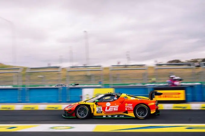 Bathurst 12 Hour vrije training 1 Foto 2 Ferrari 296 GT3 Nr26 Mostert Brown Serra