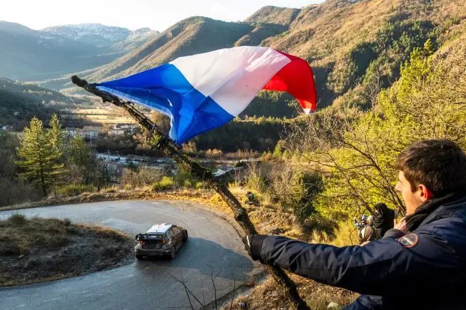 Rally Monte Carlo 2025 Foto 8 Sébastien Ogier/Vincent Landais (Toyota GR YARIS Rally1) Franse vlag