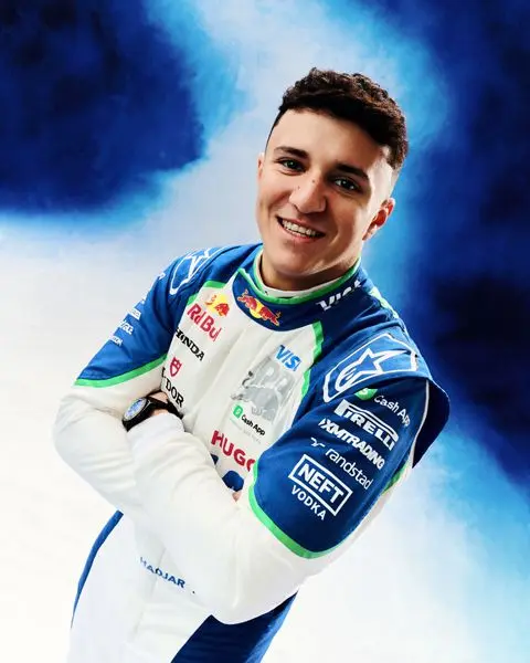 Racing bulls helmen en overalls