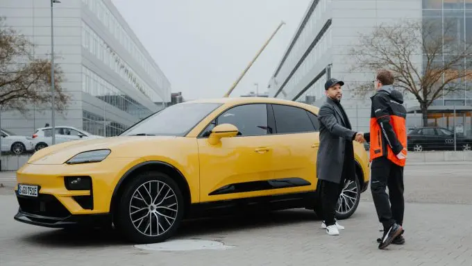Van voetballer tot coureur Sergio Aguero en Pascal Wehrlein Formule E Porsche 99X Electric Foto 6