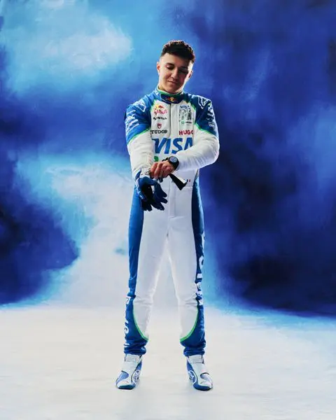 Racing bulls helmen en overalls