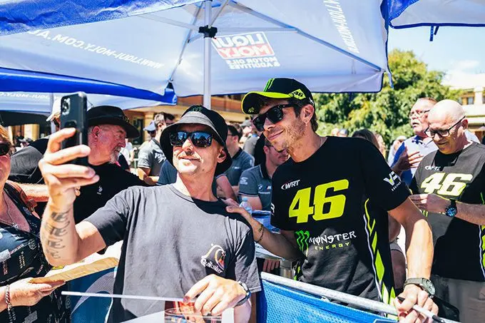 Valentino Rossi blij met succes in Bathurst Foto 17 Valentino Rossi met fan