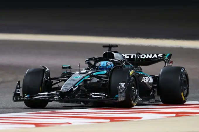 Testdag 1 Sakhir Pirelli George Russell Mercedes-AMG