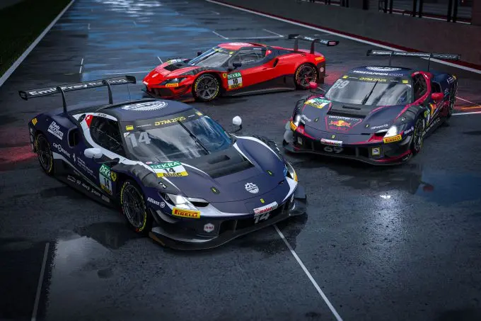 DTM 2025 Emil Frey Racing Ferrari 296 GT3 Jack Aitken Ben Green Thierry Vermeuelen Verstappen.com Foto 5 drie Ferrari's 296 GT3