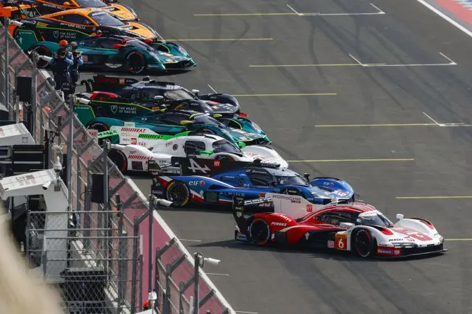 FIA World Endurance Championship Lusail International Circuit Qatar 1812km Porsche Penske Motorsport Manthey Foto 6