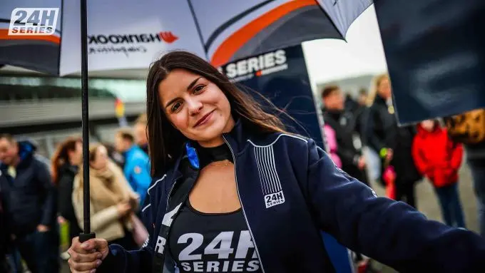 Michelin 24H SERIES European Series Spa-Francorchamps paasweekend van 19 en 20 april 2025 Foto 5 grid girl
