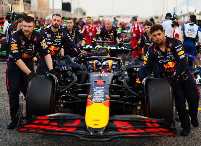 Max Verstappen Red Bull RB21 GP Bahrein 2025 Foto 3