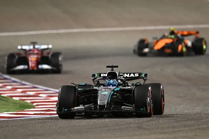 George Russell F1 Mercedes actie track Bahrein