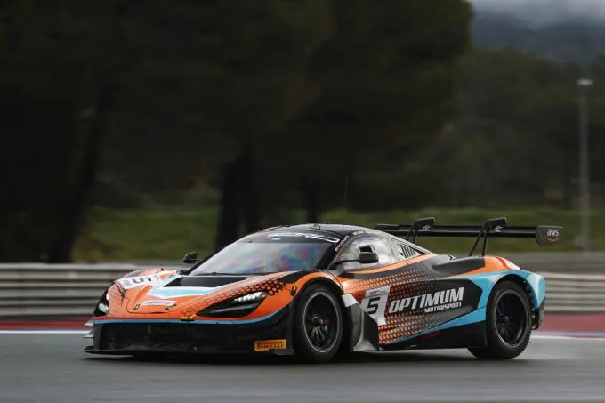 GT World Challenge Europe 2025 powered by AWS #5 Optimum Motorsport McLaren Gold Cup-klasse Mikey Porter, Largim Ali en James Allen Foto 3