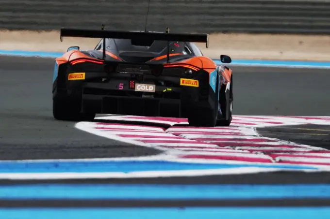 GT World Challenge Europe 2025 powered by AWS #5 Optimum Motorsport McLaren Gold Cup-klasse Mikey Porter, Largim Ali en James Allen Foto 6