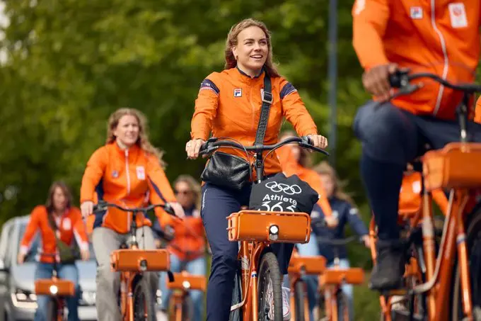 oranje Gazelle-fietsen - TeamNL maakt eerste meters in elektrische Volkswagens