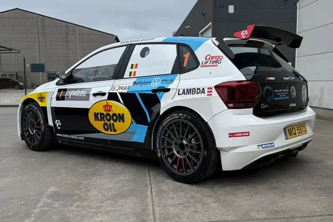 Regerend Belgisch Rallykampioen Cédric Cherain met de Volkswagen Polo GTI Rally2 aan de start van de Sezoensrally