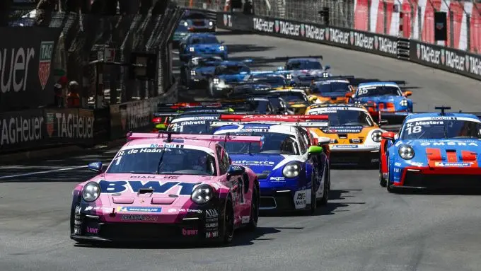 Porsche Mobil 1 Supercup @  Formula 1 TAG Heuer Grand Prix de Monaco 2025 Foto 2 Robert de Haan pakt de leiding bij de start