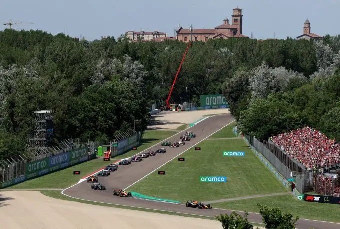Red Bull RB21 Max Verstappen Imola 2025 Foto 3 Max Verstappen leidt GP Imola 2025
