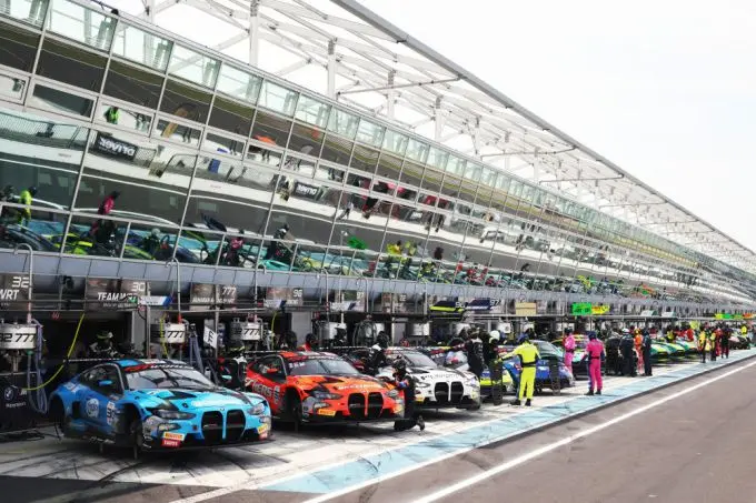 GT World Challenge Europe Circuit Monza Foto 7 BMW team WRT pits