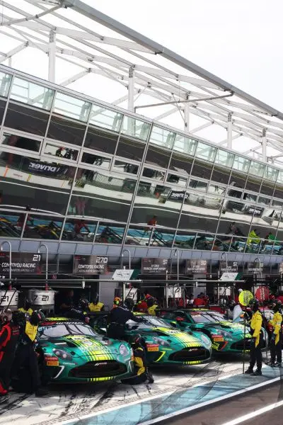 GT World Challenge Europe Circuit Monza Foto 9 Comtoyou Racing Aston Martin pits