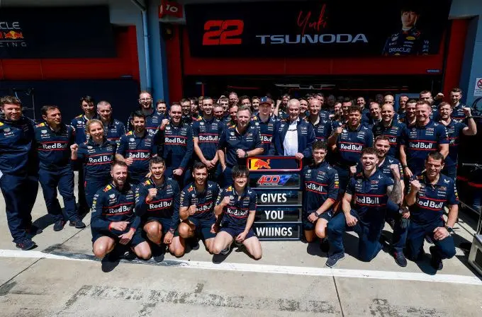 Red Bull RB21 F1 Yuki Tsunoda Foto 4 Tsunoda met zijn Red Bull crew