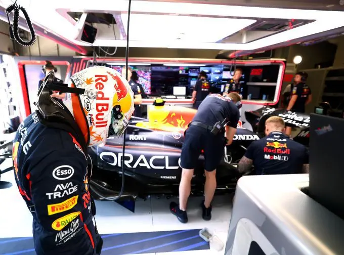 Red Bull RB21 F1 Yuki Tsunoda Foto 2 monteurs aan het werk