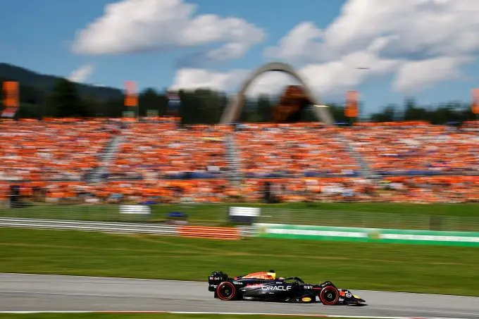 GP Oostenrijk 2025 F1 Red Bull Ring Foto 10 Max voorbij aan orane legioen