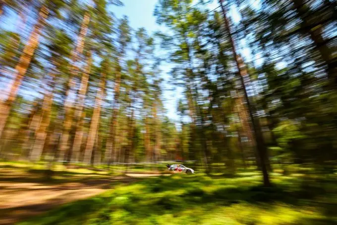 Oliver Solberg en Elliott Edmondson winnaars FIA World Rally Championship 2025 Delfi Rally Estonia - Toyota GR Yaris Rally1 Foto 11