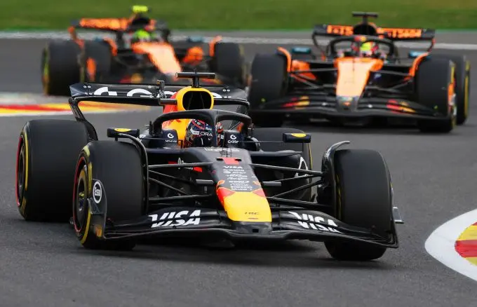 Max Verstappen en Laurent Mekies Red Bull Racing @ F1 Spa-Francorchamps 2025 Foto 11