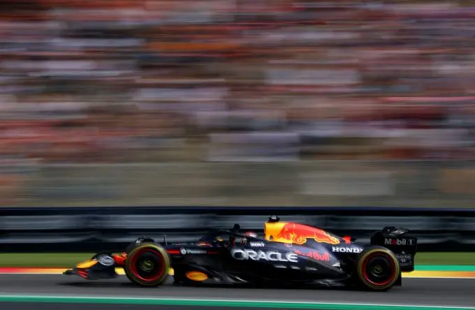 Max Verstappen en Laurent Mekies Red Bull Racing @ F1 Spa-Francorchamps 2025 Foto 16