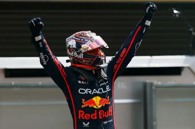 Max Verstappen en Laurent Mekies Red Bull Racing @ F1 Spa-Francorchamps 2025 Foto 3