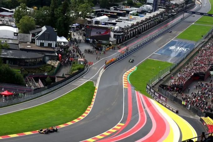 Max Verstappen en Laurent Mekies Red Bull Racing @ F1 Spa-Francorchamps 2025 Foto 7