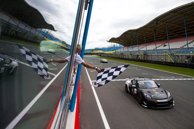 Arthur Peters aan het podium na de tweede race