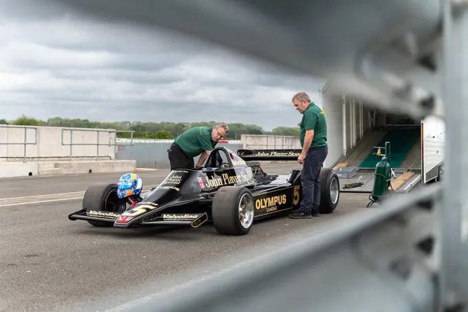 Jan Lammers achter het stuur van  Lotus F1-auto waarin hij 46 jaar geleden testte voor F1-zitje