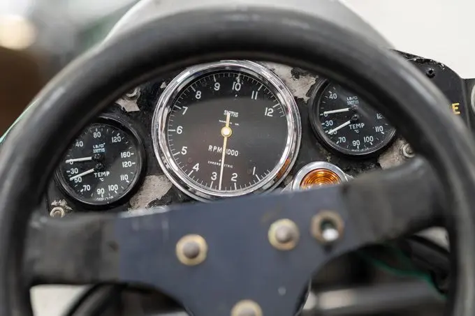Jan Lammers achter het stuur van  Lotus F1-auto waarin hij 46 jaar geleden testte voor F1-zitje
