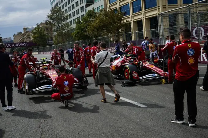 GP van Azerbeidzjan 2025 F1 Scuderia Ferrari Fred Vasseur Charles Leclerc Lewis Hamilton foto 3