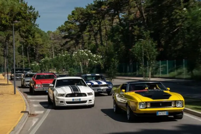 Italian Bike Week 2025 - US CAR ON THE BEACH - Lignano Sabbiadoro Udine Italië bron foto: terredimoto @ newsbooster Foto 2