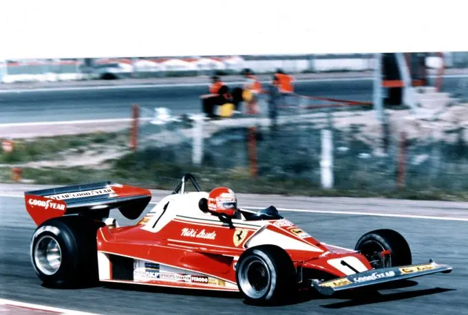 Scuderia Ferrari HP viert tijdens Grand Prix van Italië 2025 de 50e verjaardag van Niki Lauda's eerste wereldtitel Foto 3 Niki Lauda met de Ferrari 312 T