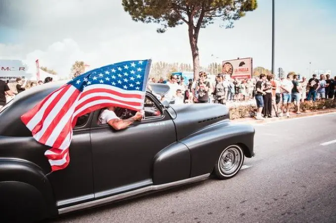 Italian Bike Week 2025 - US CAR ON THE BEACH - Lignano Sabbiadoro Udine Italië bron foto: terredimoto @ newsbooster Foto 14