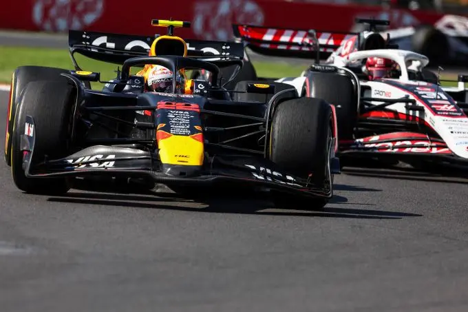 Yuki Tsunoda versus Esteban Ocon F1 GP Mexico 2025