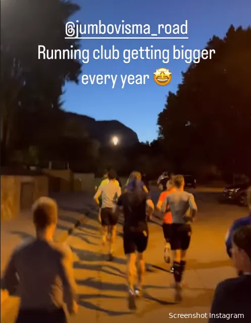 Instagram Bild "Der Laufclub wird größer" Team Fahrer laufen durch Straße<br>
