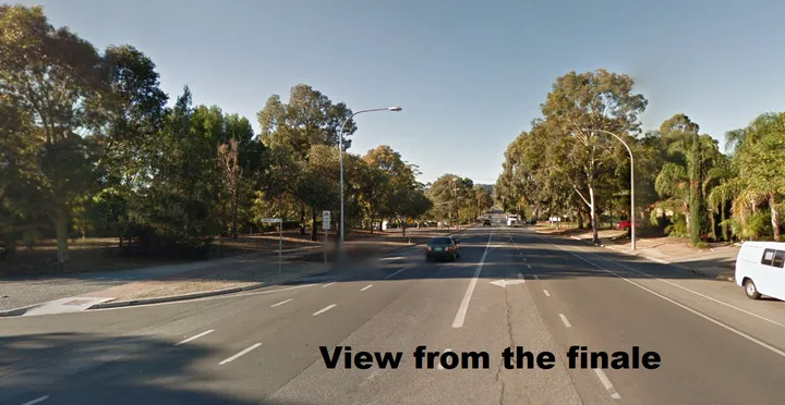 Sicht auf Finalgerade sehr breite Straße&amp;amp;lt;br&amp;amp;gt;